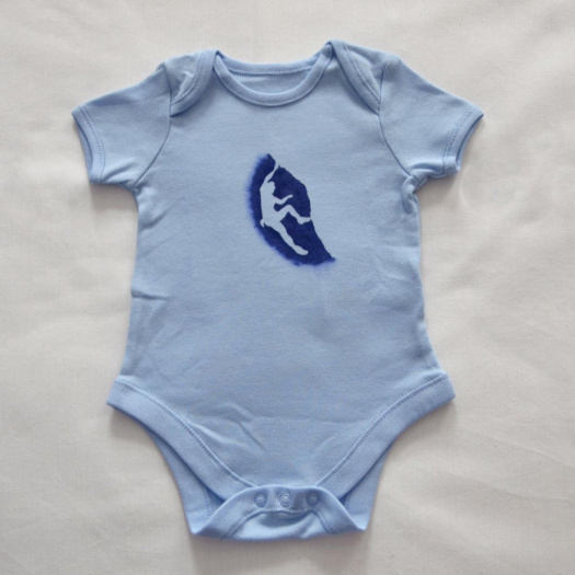 Světle modré dětské body s horolezcem 6-9 měs.