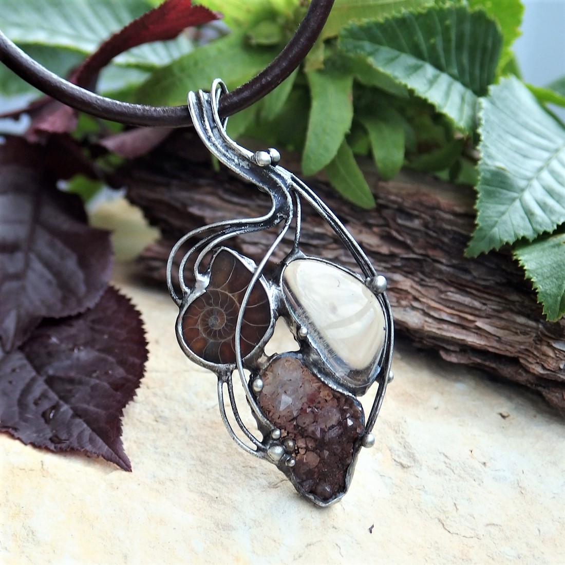 Amonit, křišťál, křemen