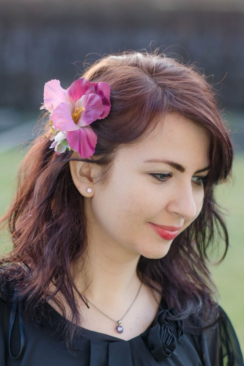 Vínový ibišek do vlasů