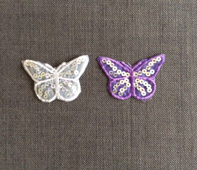 Aplikace motýl s flitry.