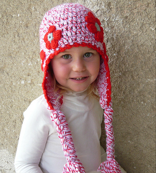 Háčkovaná ušanka v červeném melírku .....