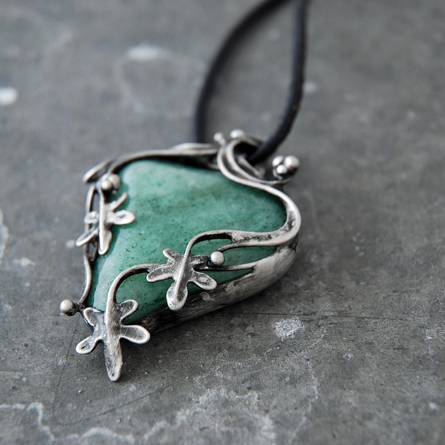 V břečťanu ukryto...