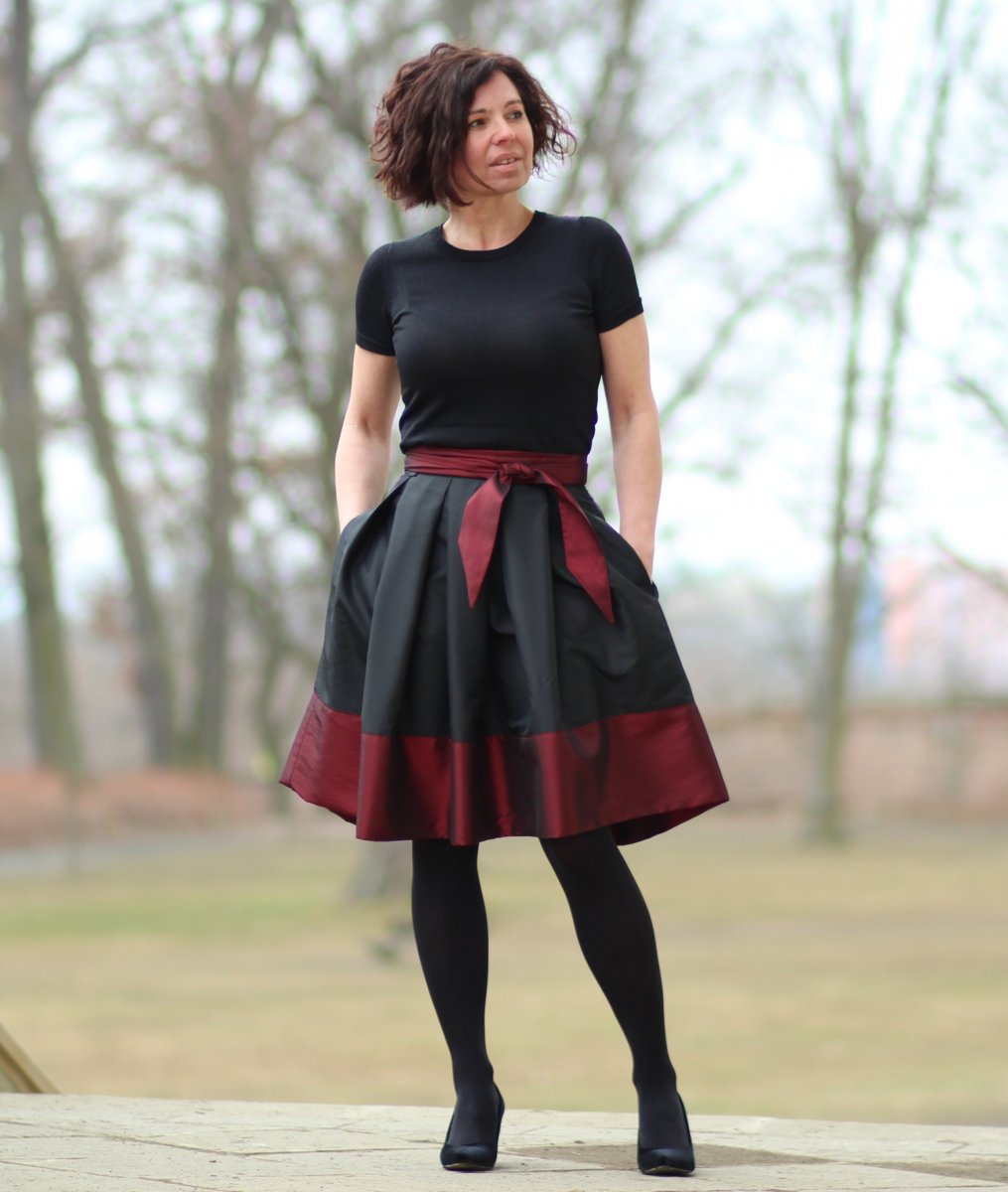 FuFu sukně skládaná černo-červená s mašlí