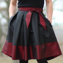 FuFu sukně skládaná černo-červená s mašlí
