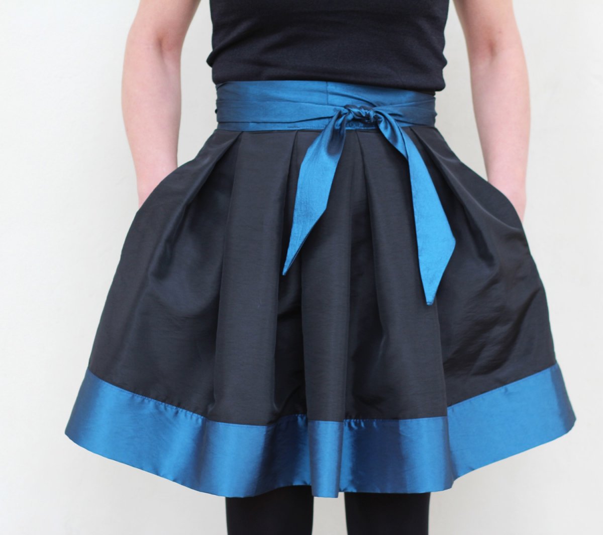 FuFu sukně skládaná MINI černo-modrá s mašlí