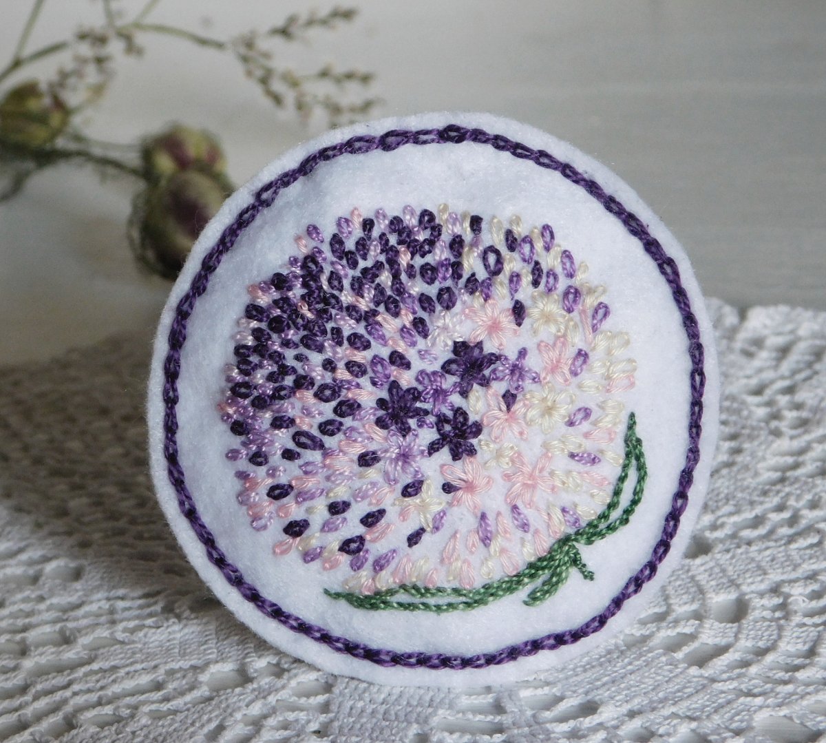 Brož s vyšívanou hortenzií