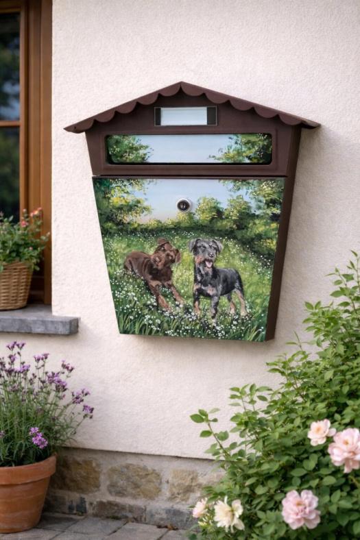 Ručně malovaná poštovní schránka – psi v zahradě