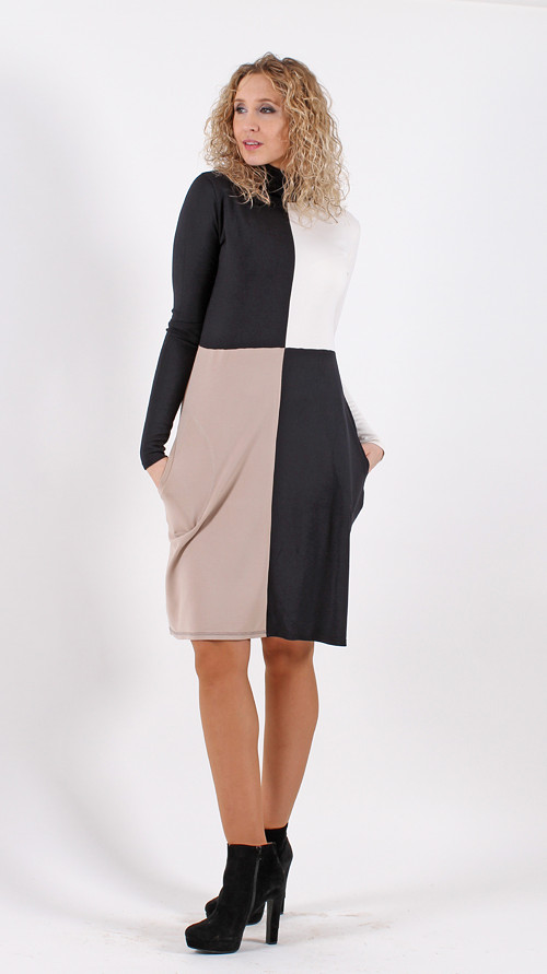 Šachovnicové šaty s rolákem 