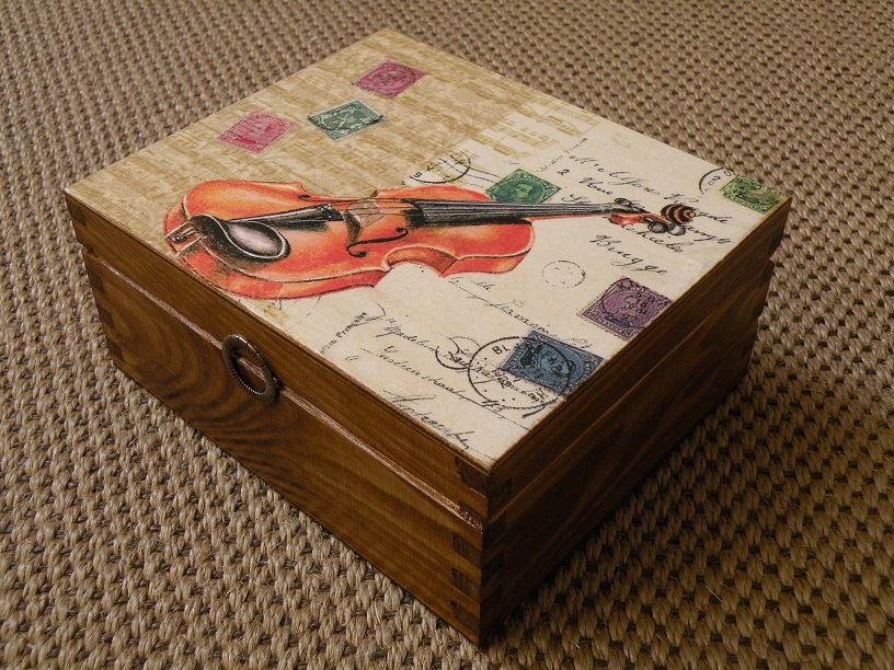 Krabička 4 přihrádky - Housle a známky