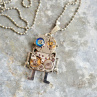 ROBOT s modrým okem, steampunkový přívěsek