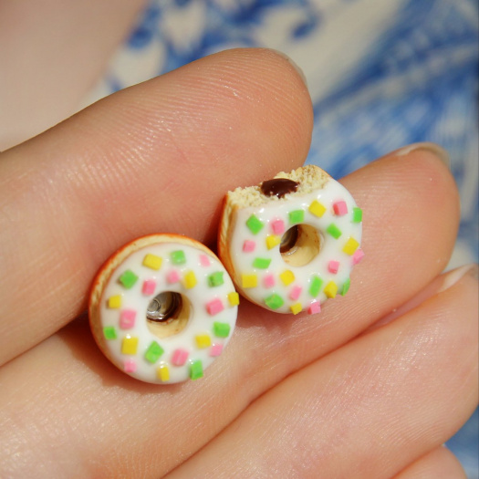fimo Donutky,  jeden nakousnutý, pecky