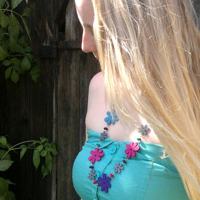 Barevné dřevěné květinové korále a náušnice