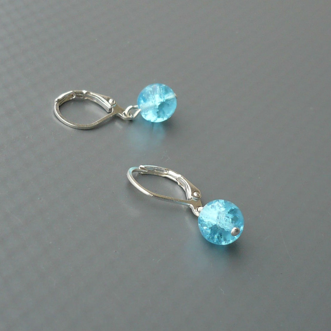 Světle modré drobné náušnice