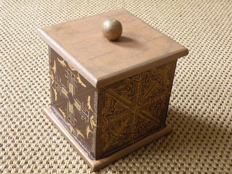 Krabička s poklopem -hnědý vzor