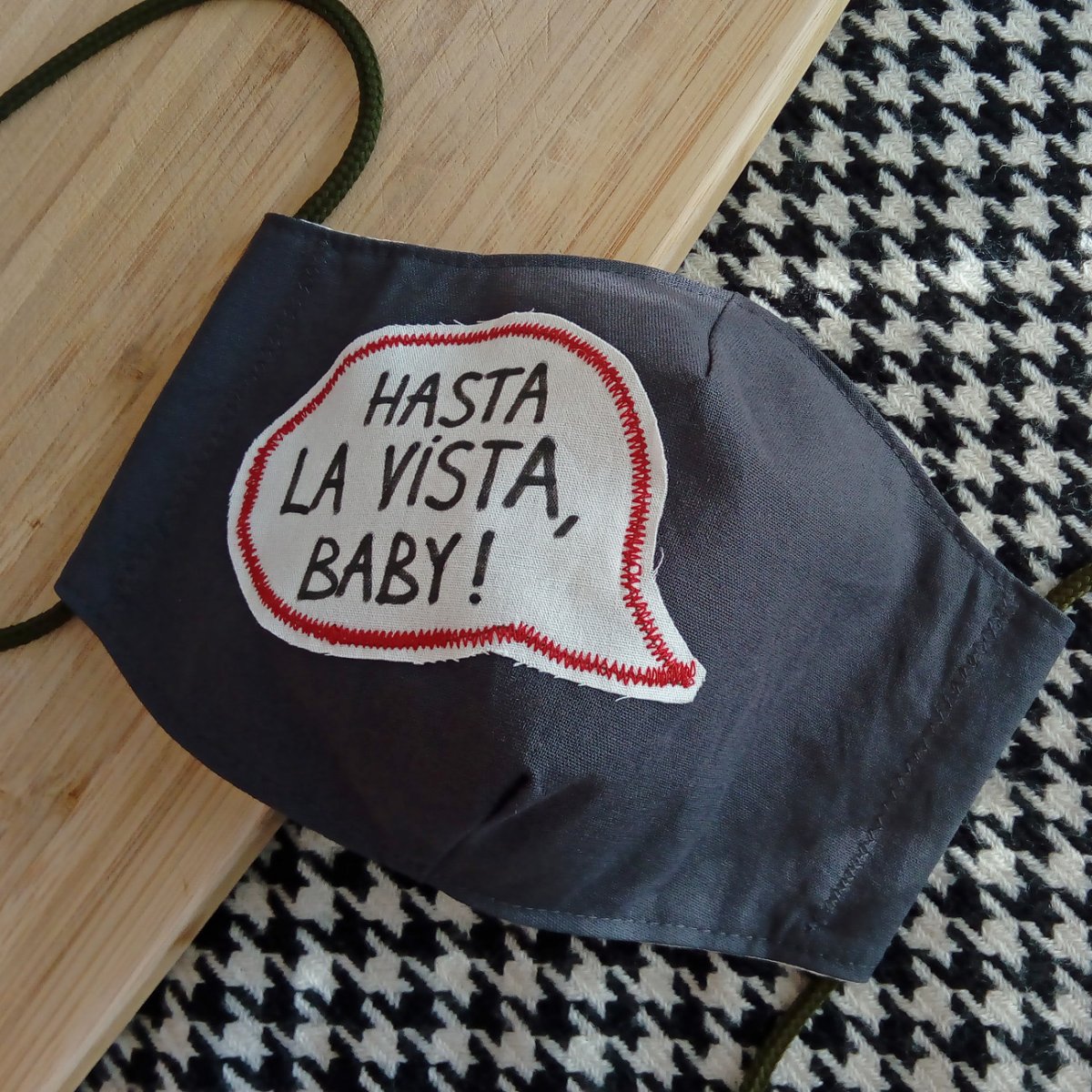 Šedá rouška s nápisem Hasta la vista, baby!