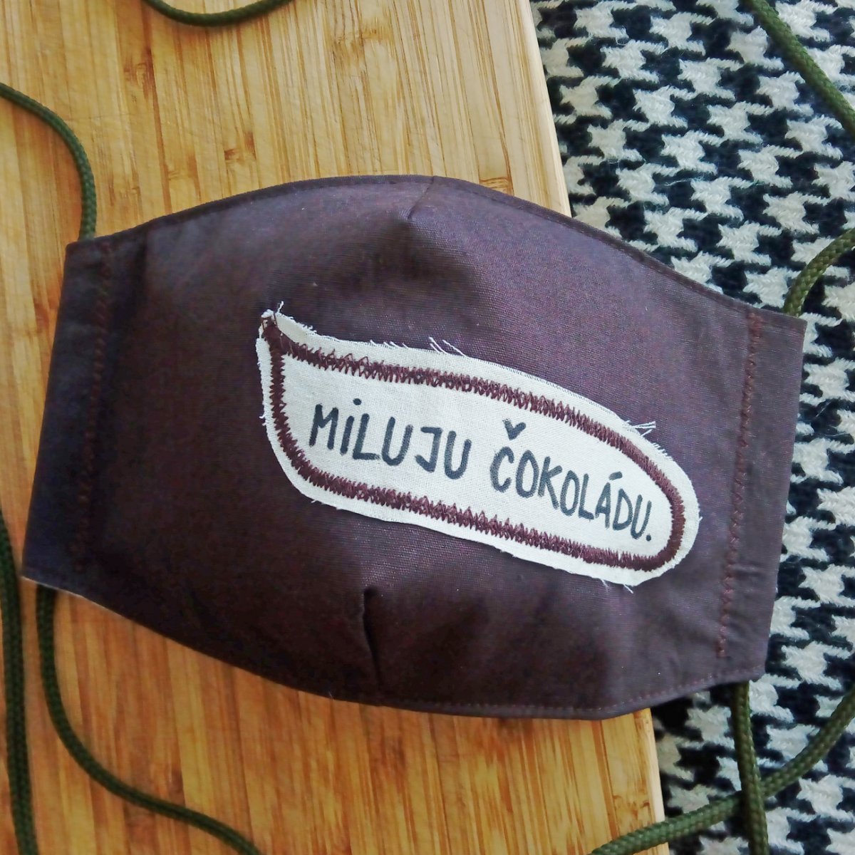 Unisex hnědá rouška s nápisem Miluju čokoládu