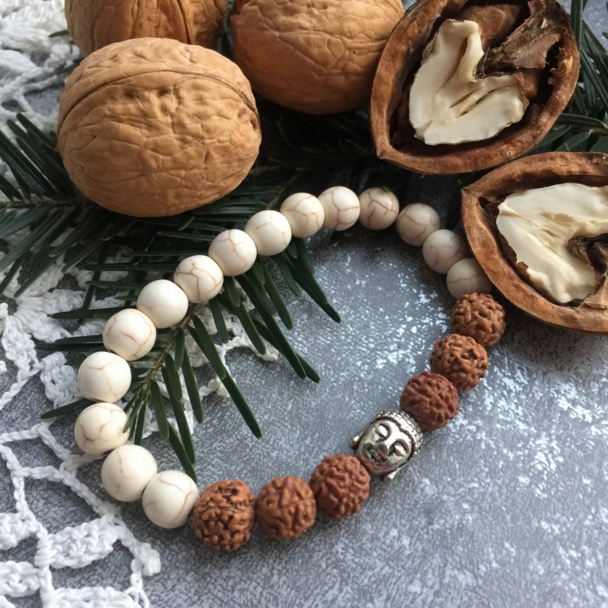 Kamínkovník s Rudrakshou a budhou