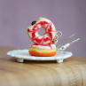 Donuty červenobílé, jeden nakousnutý, fimo