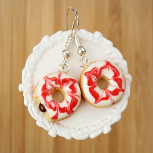 Donuty červenobílé, jeden nakousnutý, fimo