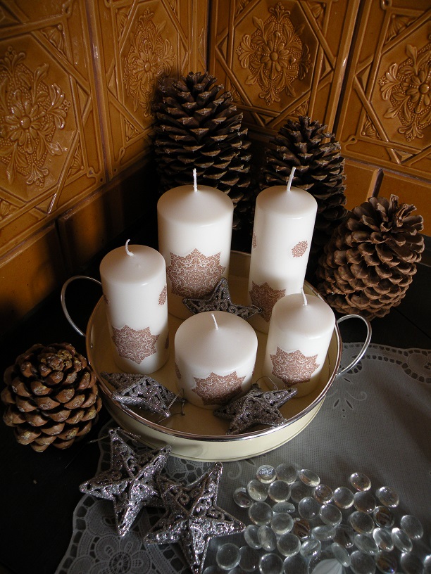 Originální zimní svíčková dekorace na plechovém podnose