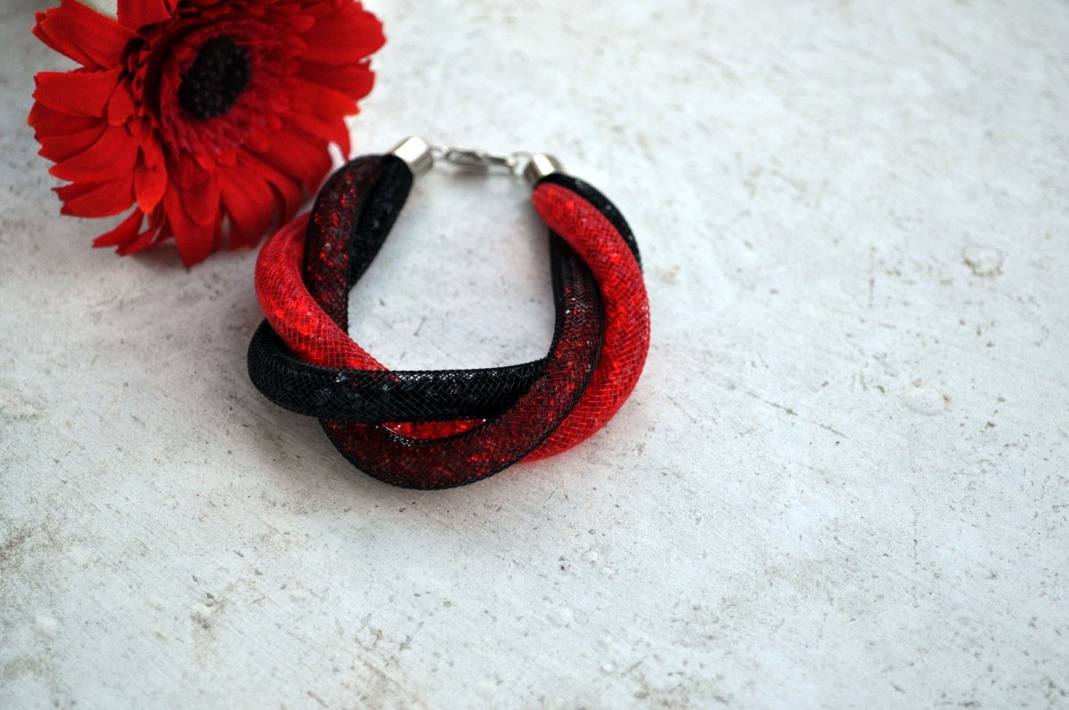 Proplétaný náramek v černo-červené barvě