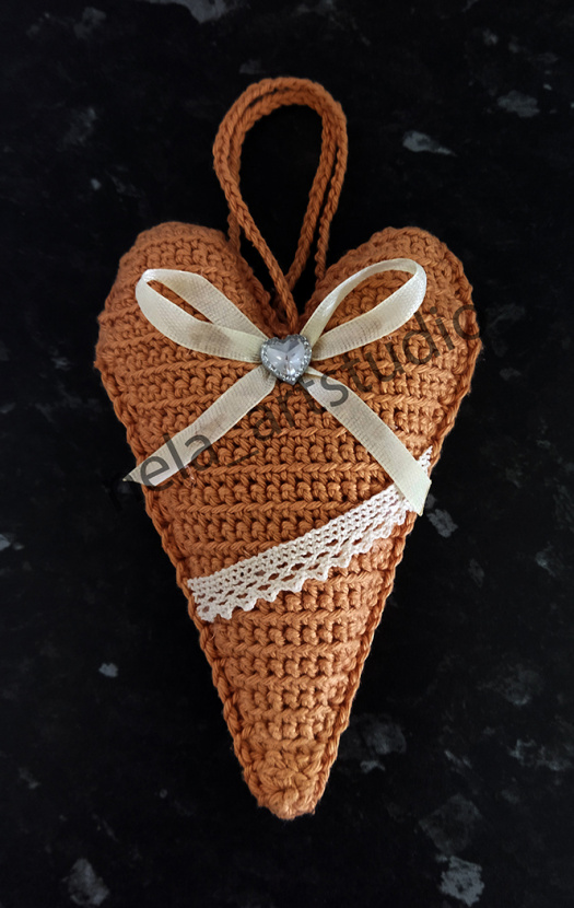 Háčkované dekorační srdce na zavěšení béžové