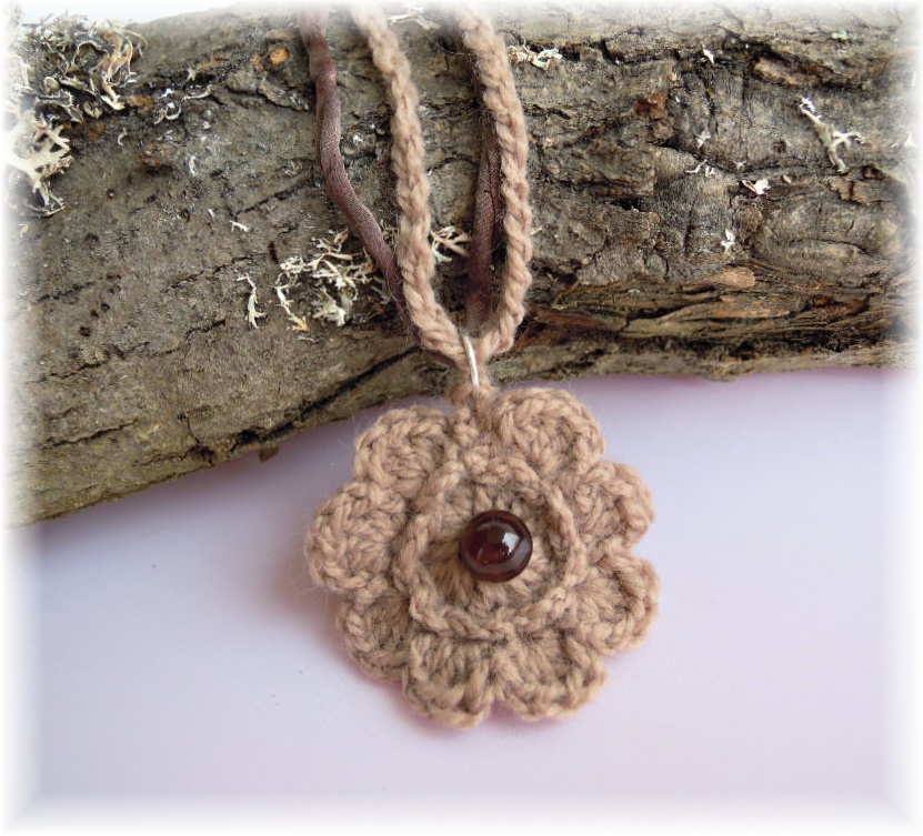 Náhrdelník s kytičkou a minerálem