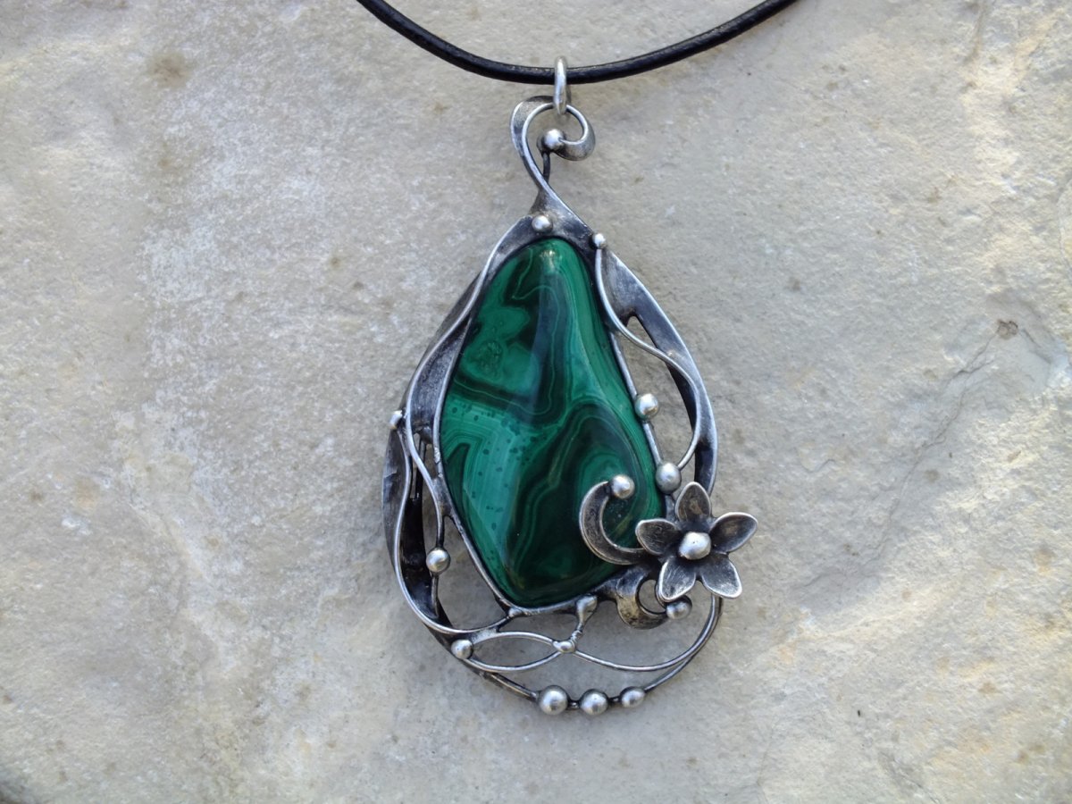 Na mýtince - náhrdelník s malachitem 