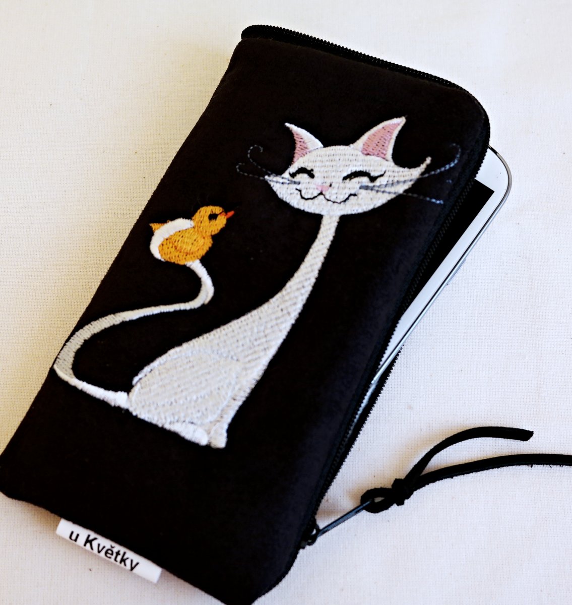 BÍLÁ KOČKA - broušená textilní kůže