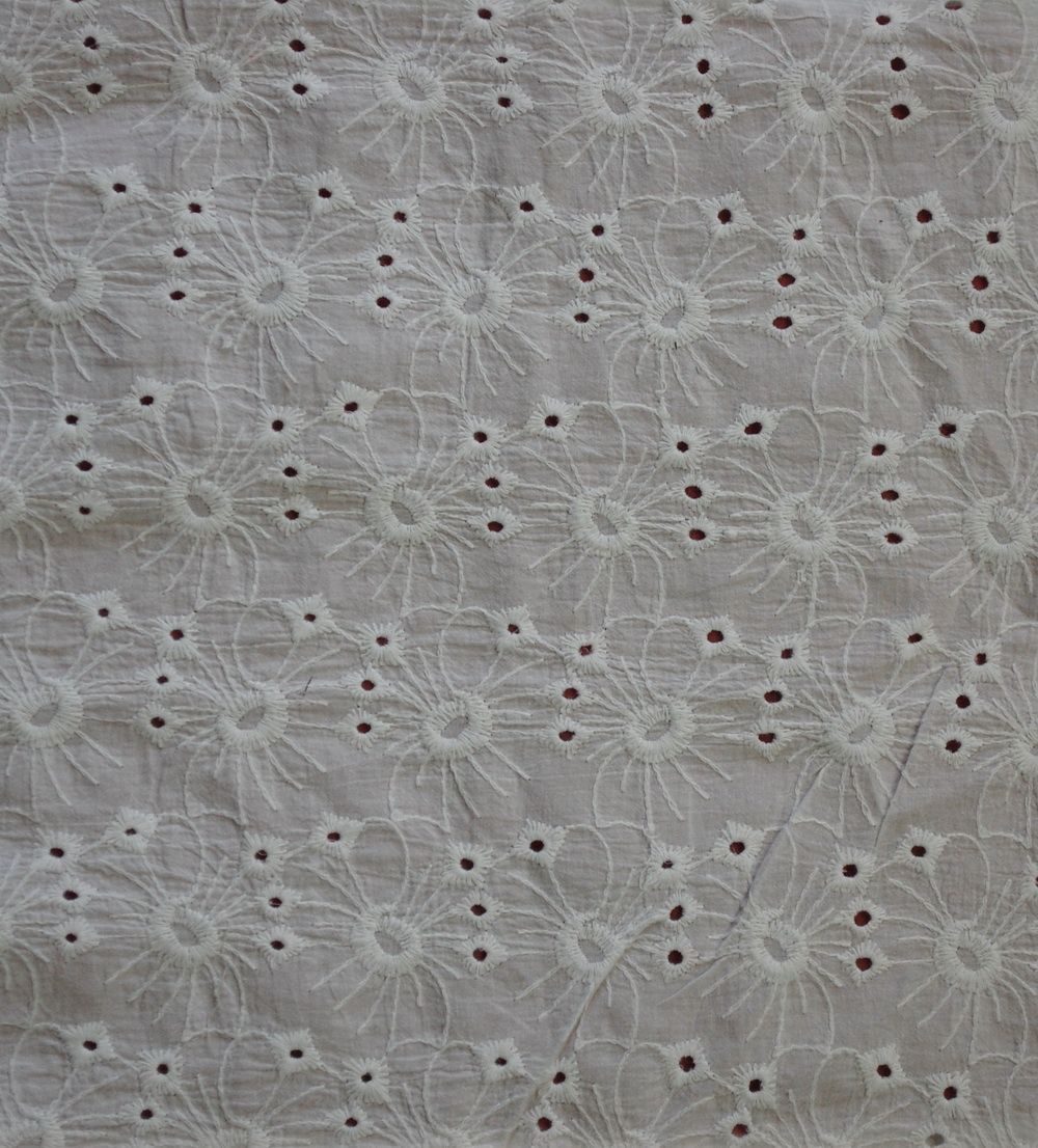 Bílá vyšívaná madeira.