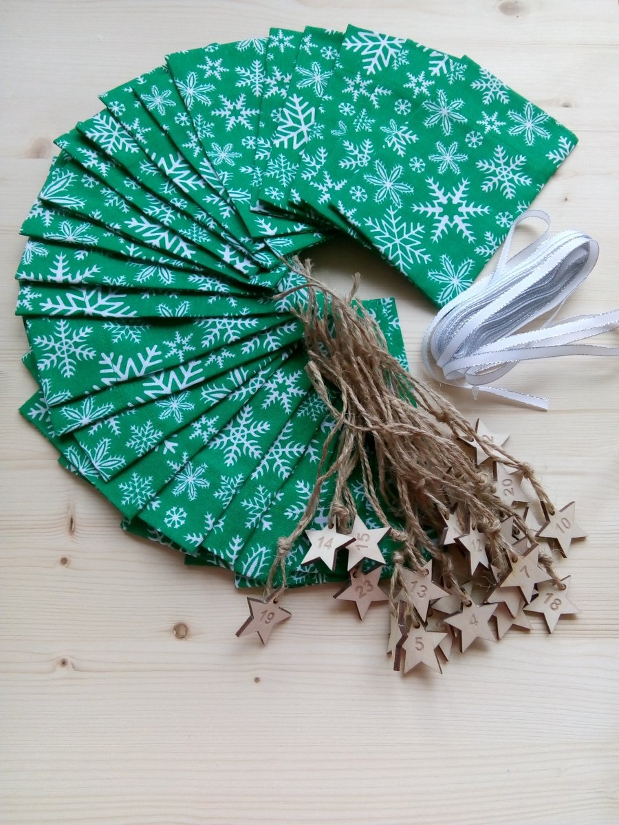 Adventní kalendář bílé vločky na zelené