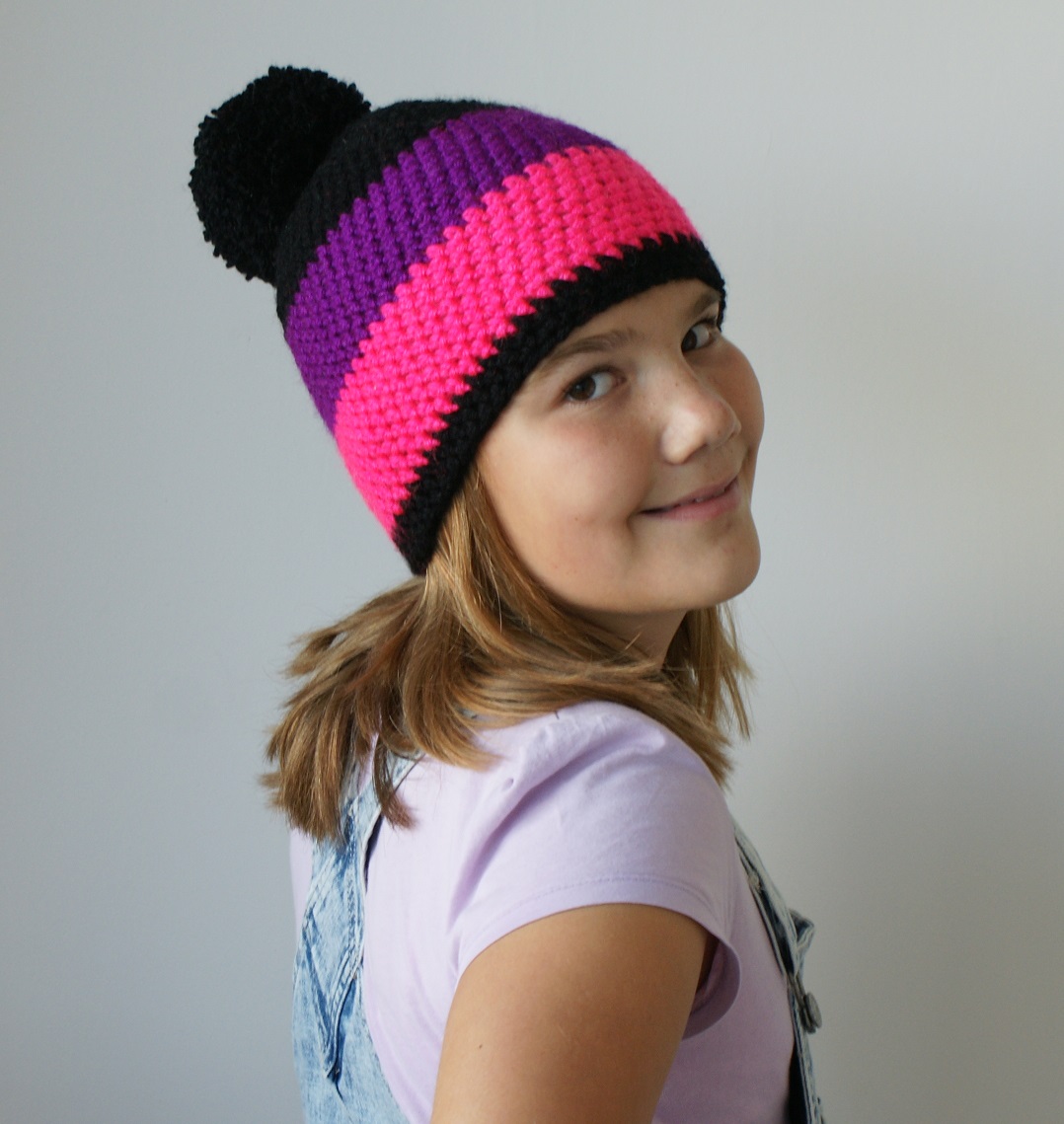 Čepice NEON BLACK LILA háčkovaná s bambulí 