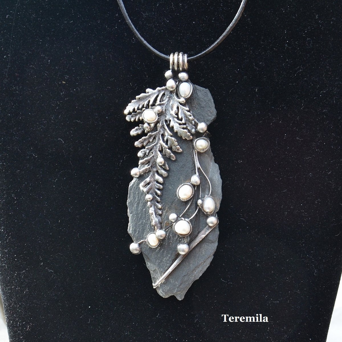 V kapradí - břidlice, perla