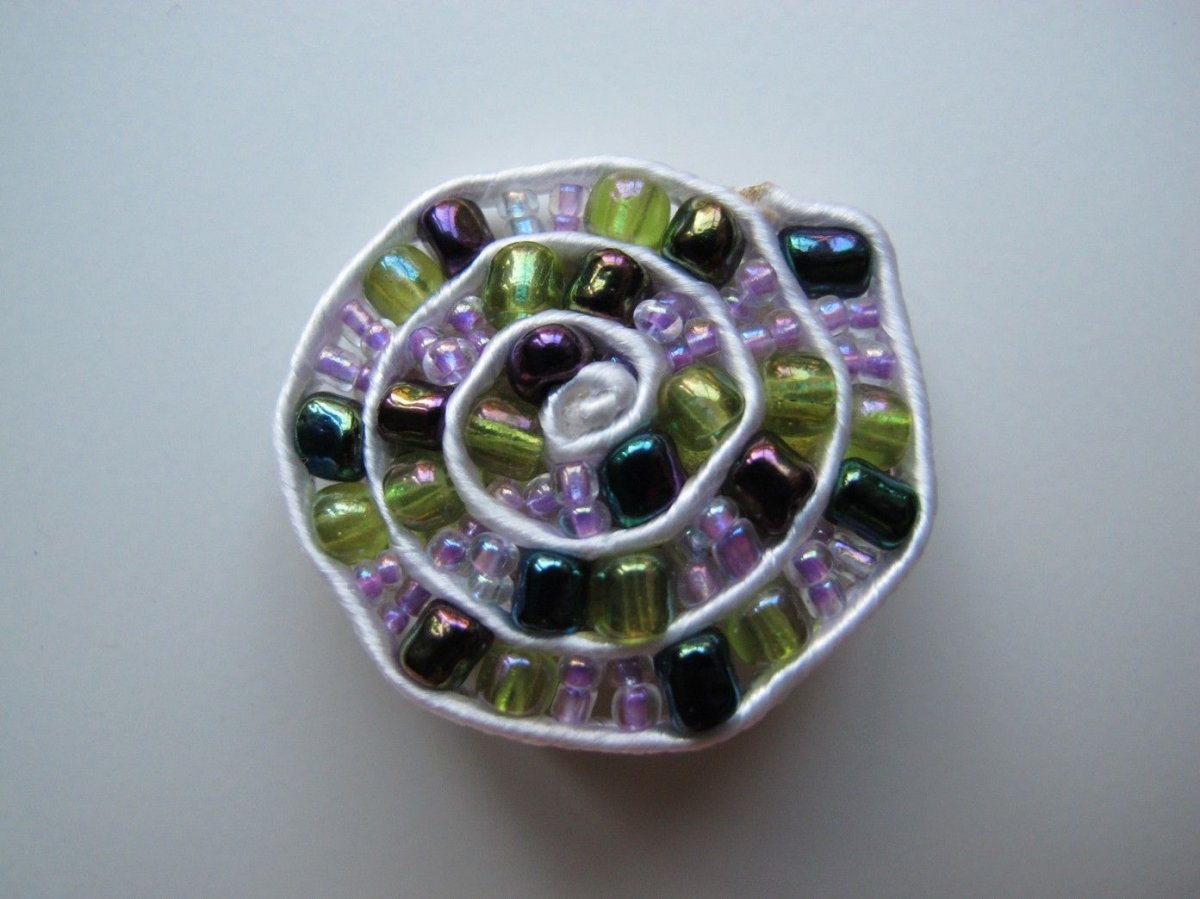 Brož šnek, bílozelenkavá