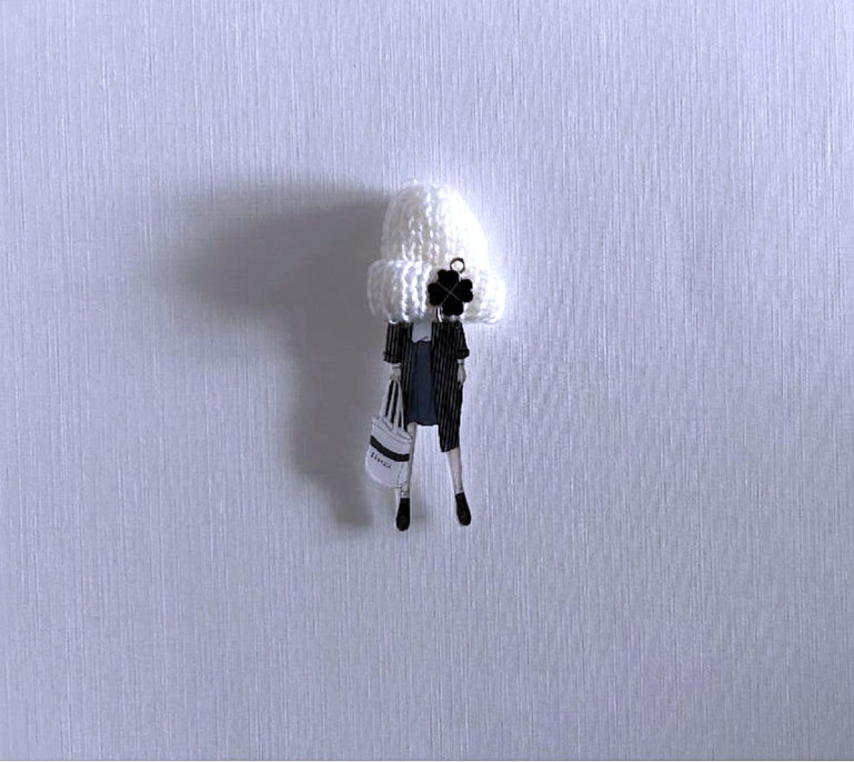 Brož s pletenou čepičkou