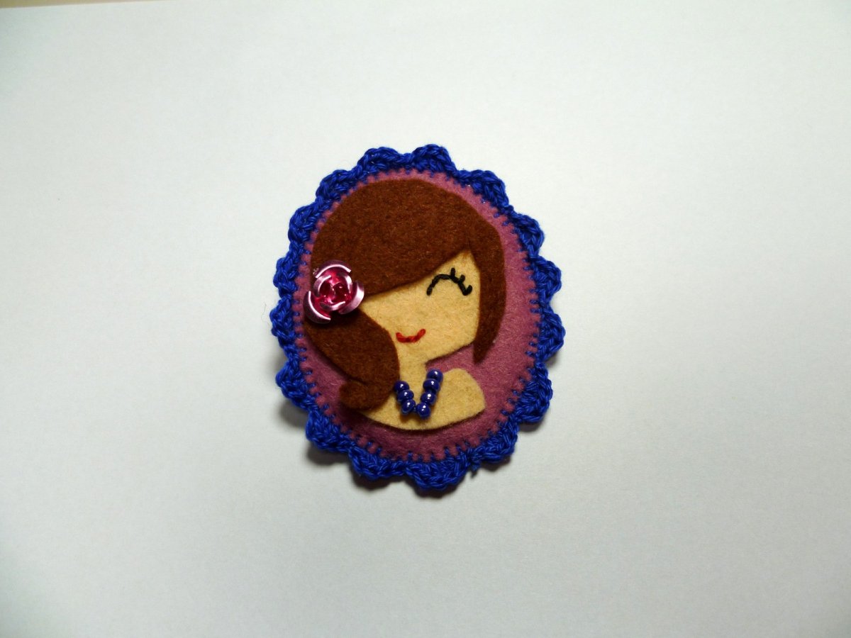 Brož portrét Brunetka