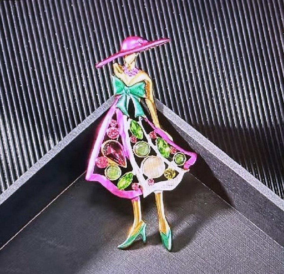 Brož s figurínou dámy