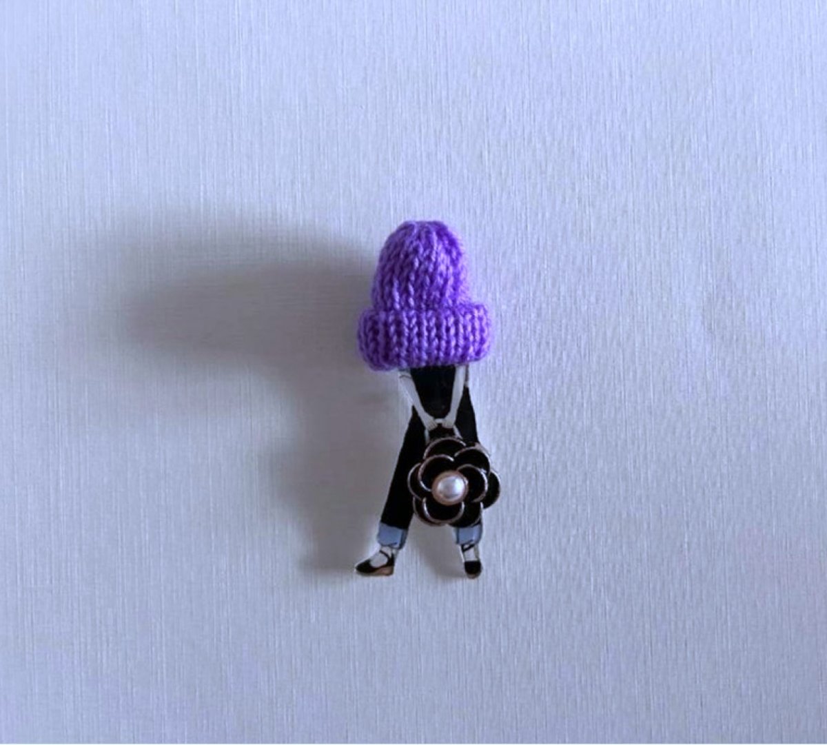 Brož s pletenou čepičkou