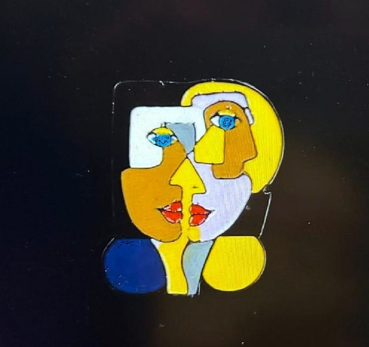 Brož s černým pozadím