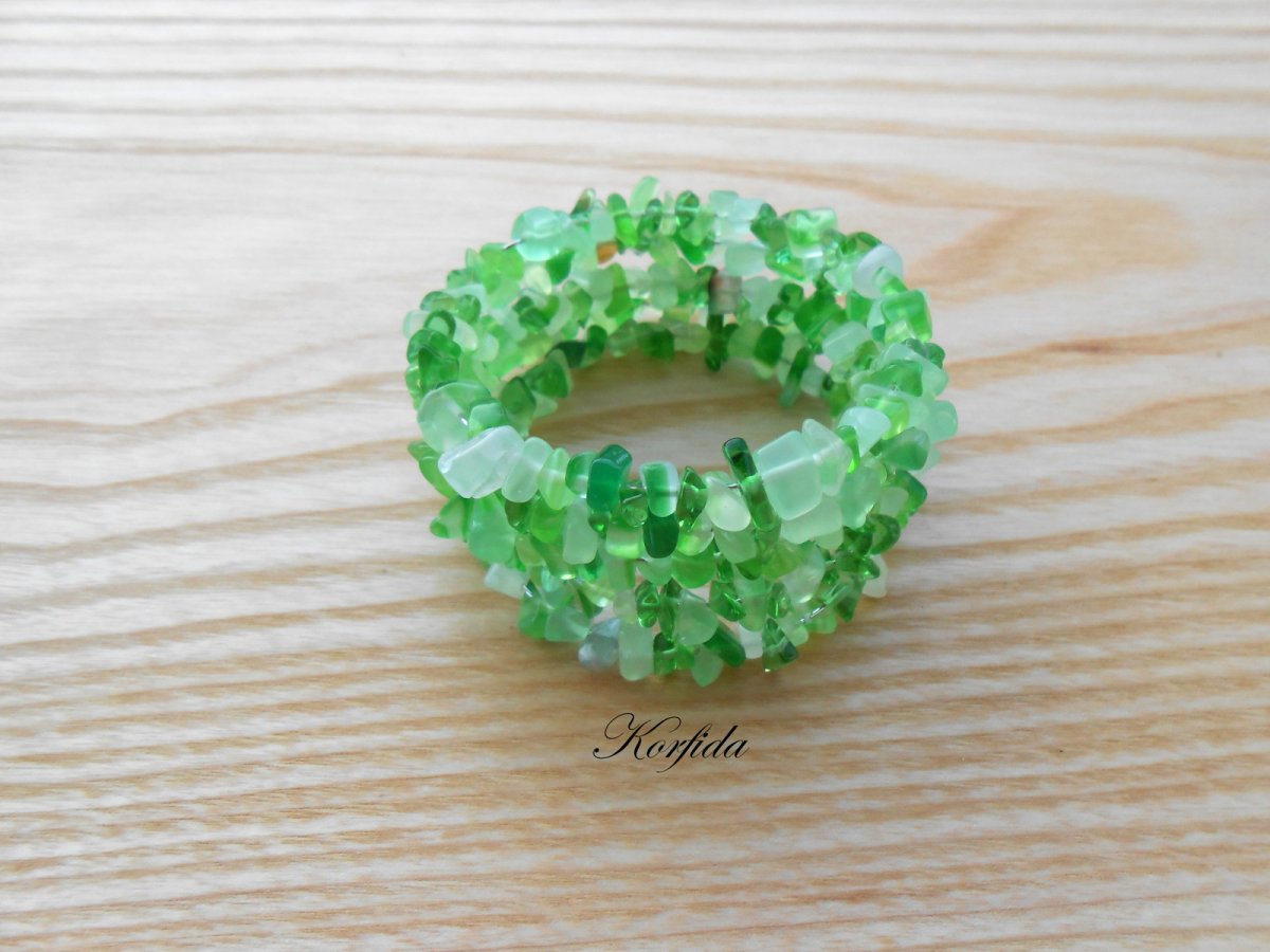 Náramek z fluoritu na paměťovém drátu (813/16)