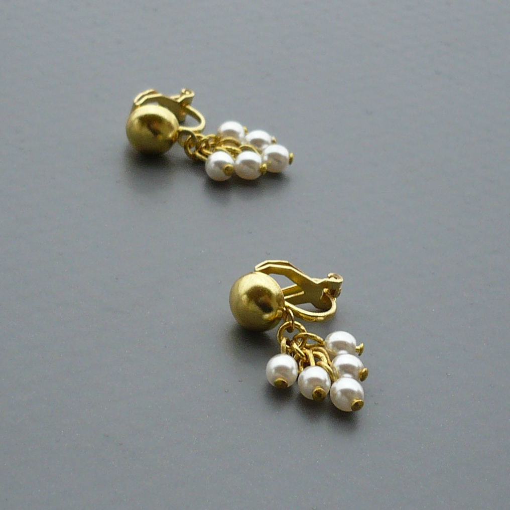 Bílozlaté drobné perličkové hrozínkové klipsy