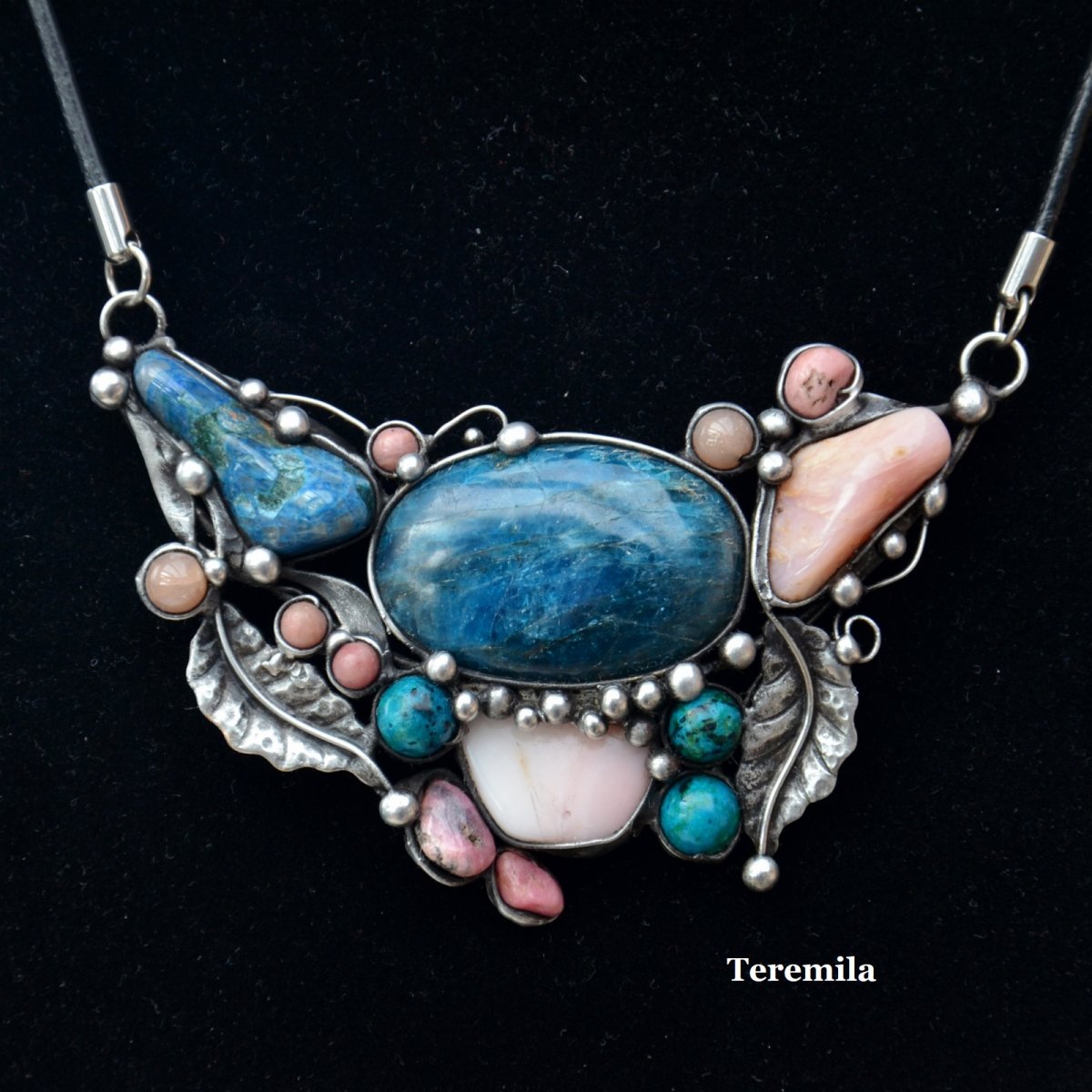 Hlubiny - apatit, chryzokol