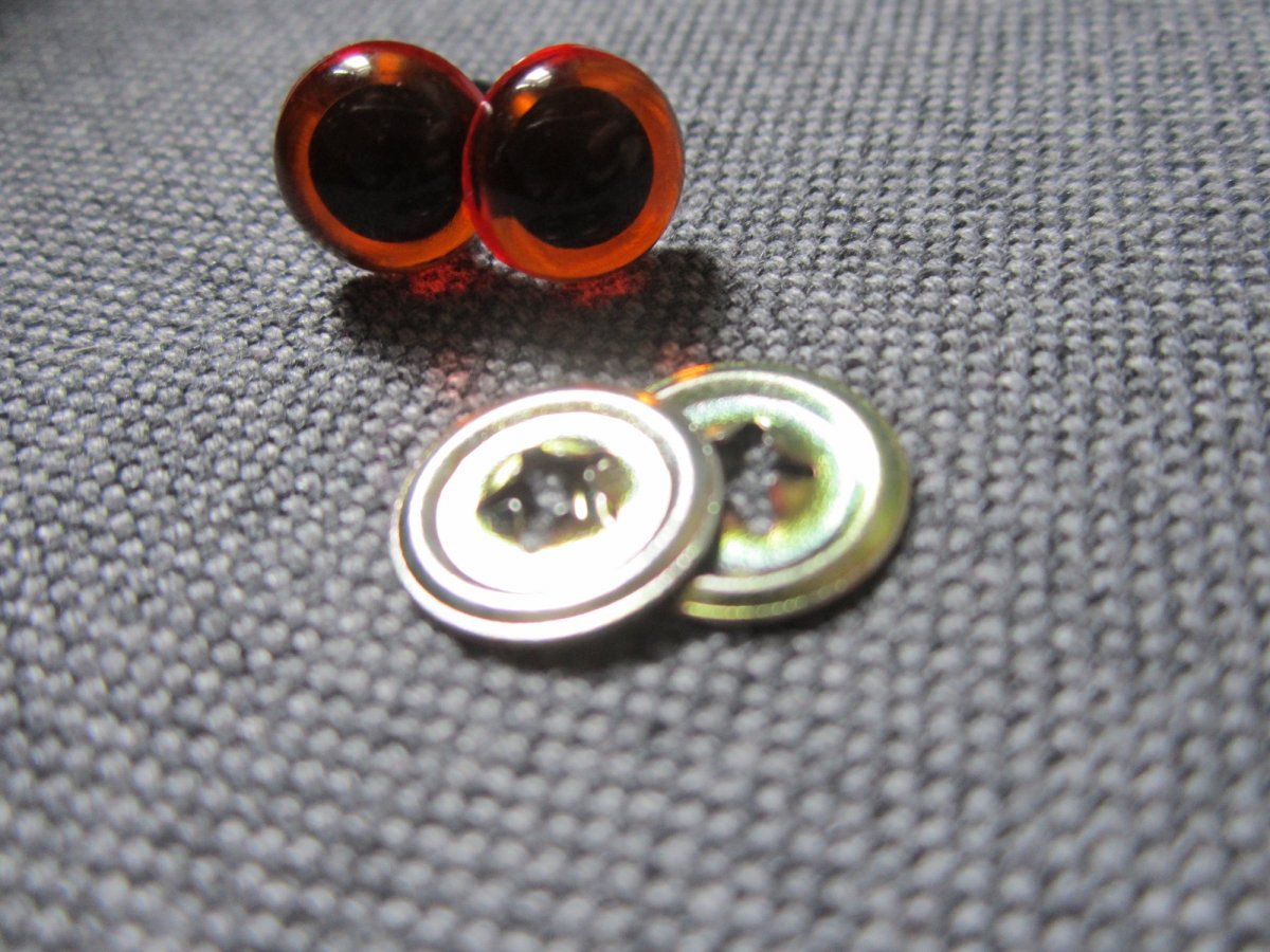 Bezpečnostní oči, jantarová barva, 9mm