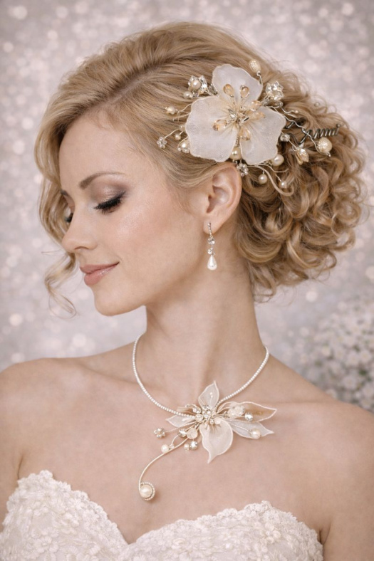 Jemný svatební set – náhrdelník náušnice a ozdoba do vlasů v krémové barvě s perličkami.