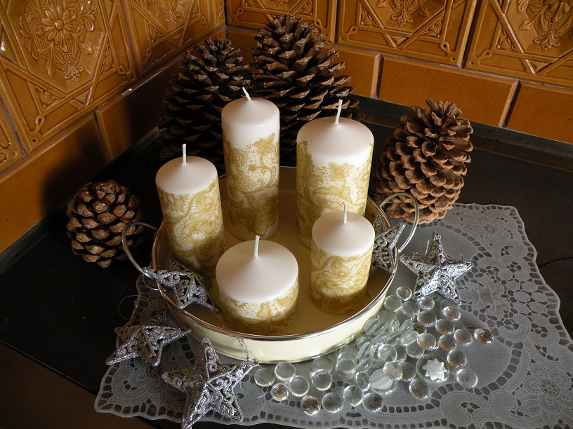 Originální svíčková dekorace na plechovém podnose