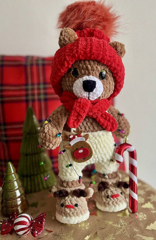 Vánoční medvídek v zimní čepici s bambulí