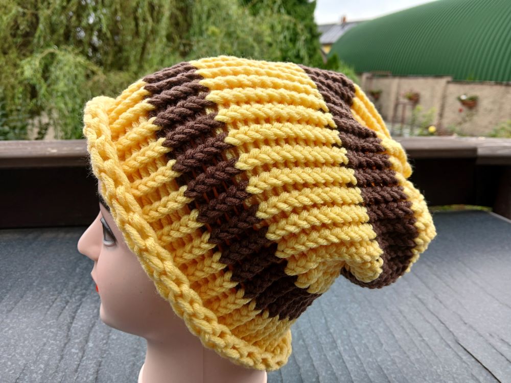 Pletená spadlá čepice  (žlutá a hnědá)