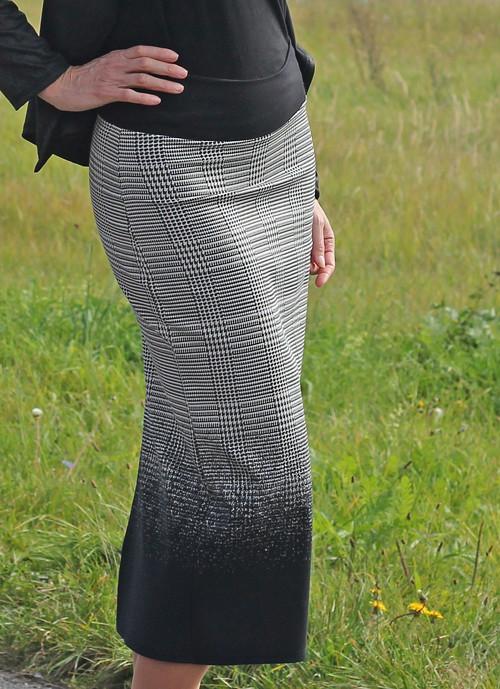 Bíločerná dlouhá sukně s drobným vzorem