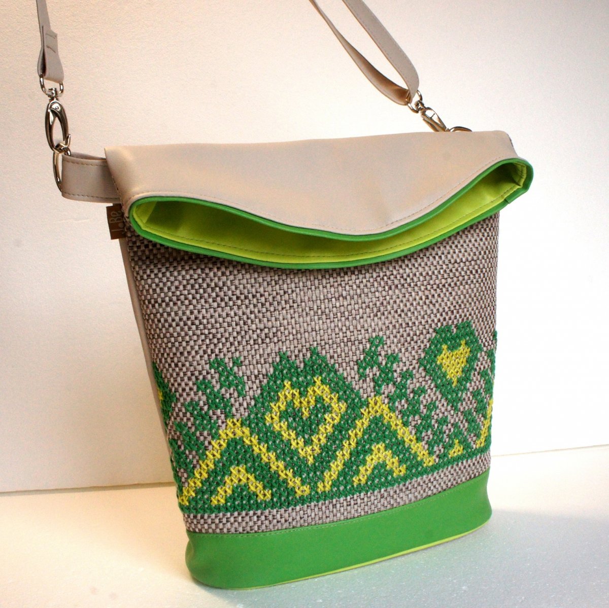 Vyšívaná kabelka "Jarné sviežosti"