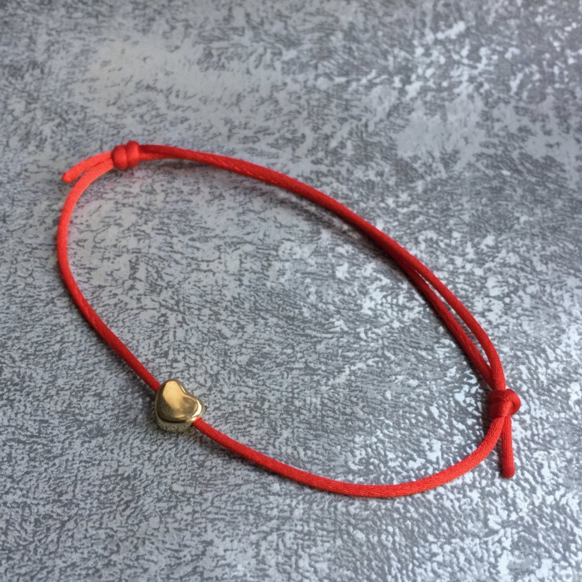 Červený náramek se srdíčkem